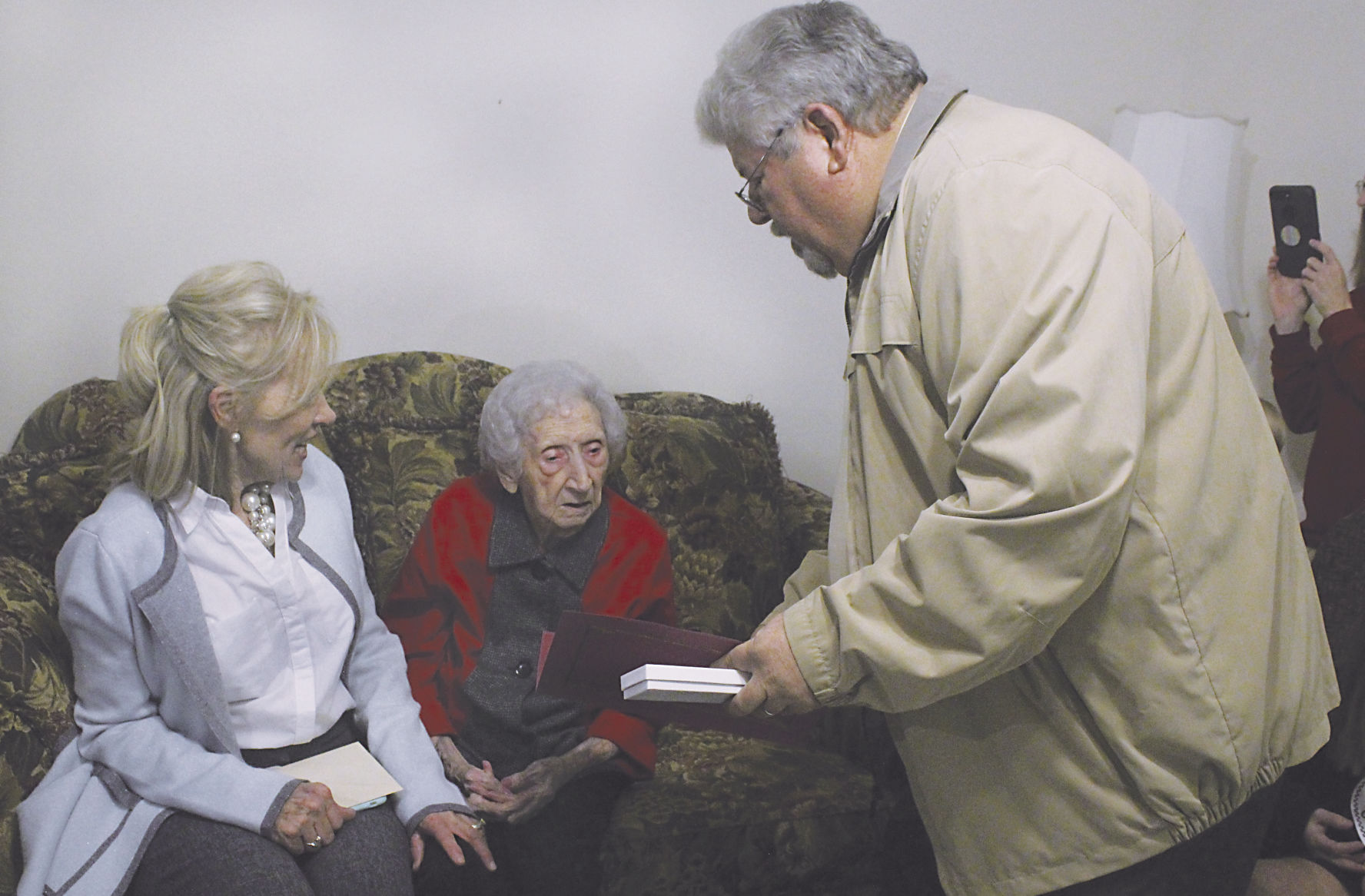 Margaret Hill Smith receives key to the city of Crossett on 105th birthday